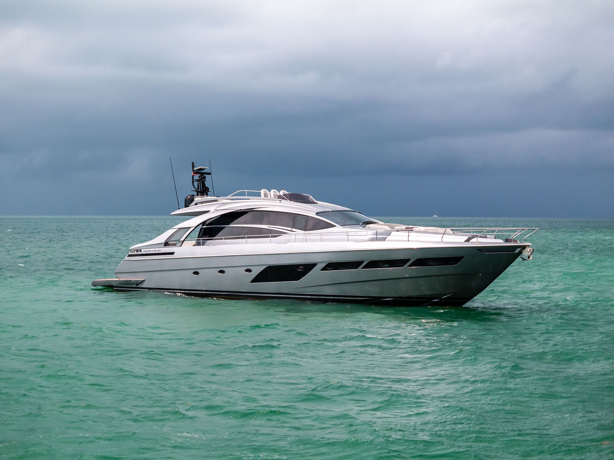 CRASH - 2021 Pershing 8X metallic silver running profile